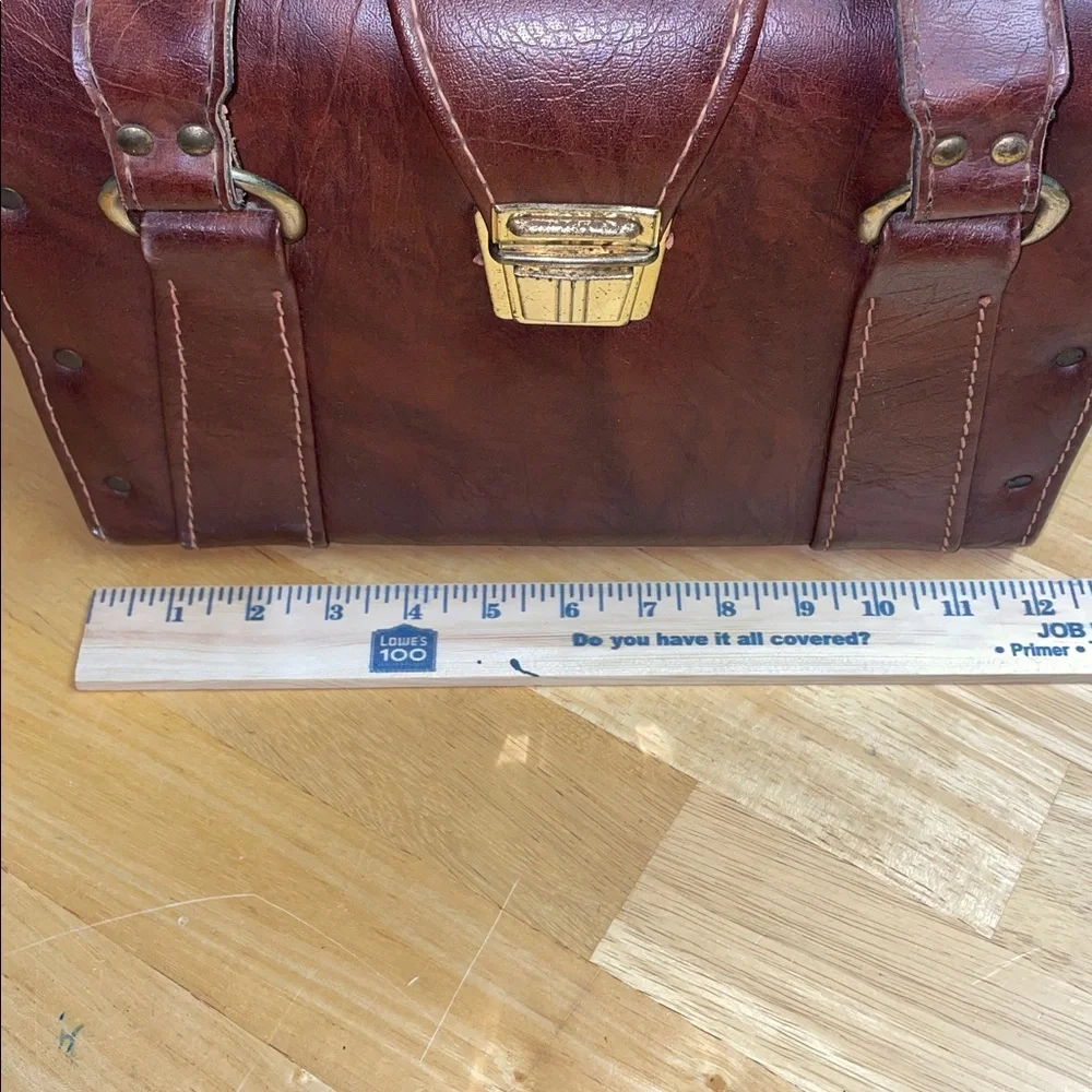 Vintage Tucky Brown Leather Hard Camera Case w Shoulder Strap.‎